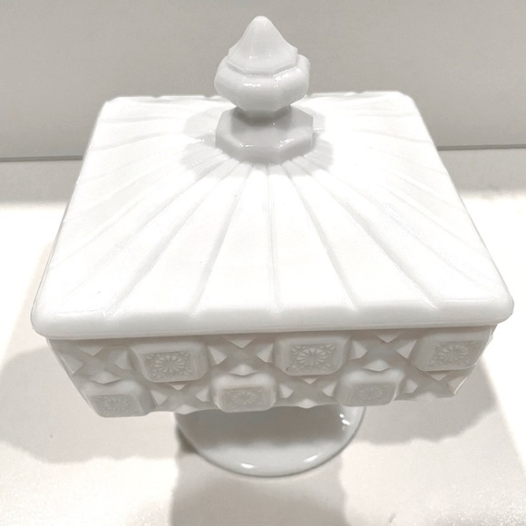 Westmoreland “Old Quilt” Milk Glass Footed Square Candy Dish w Lid. EUc - Picture 3 of 11